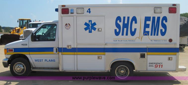 image for item 3925 2003 Ford E350 Super Duty ambulance