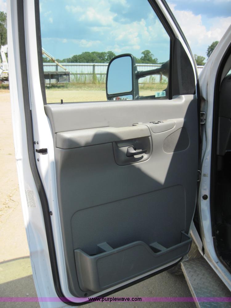 image for item 3925 2003 Ford E350 Super Duty ambulance