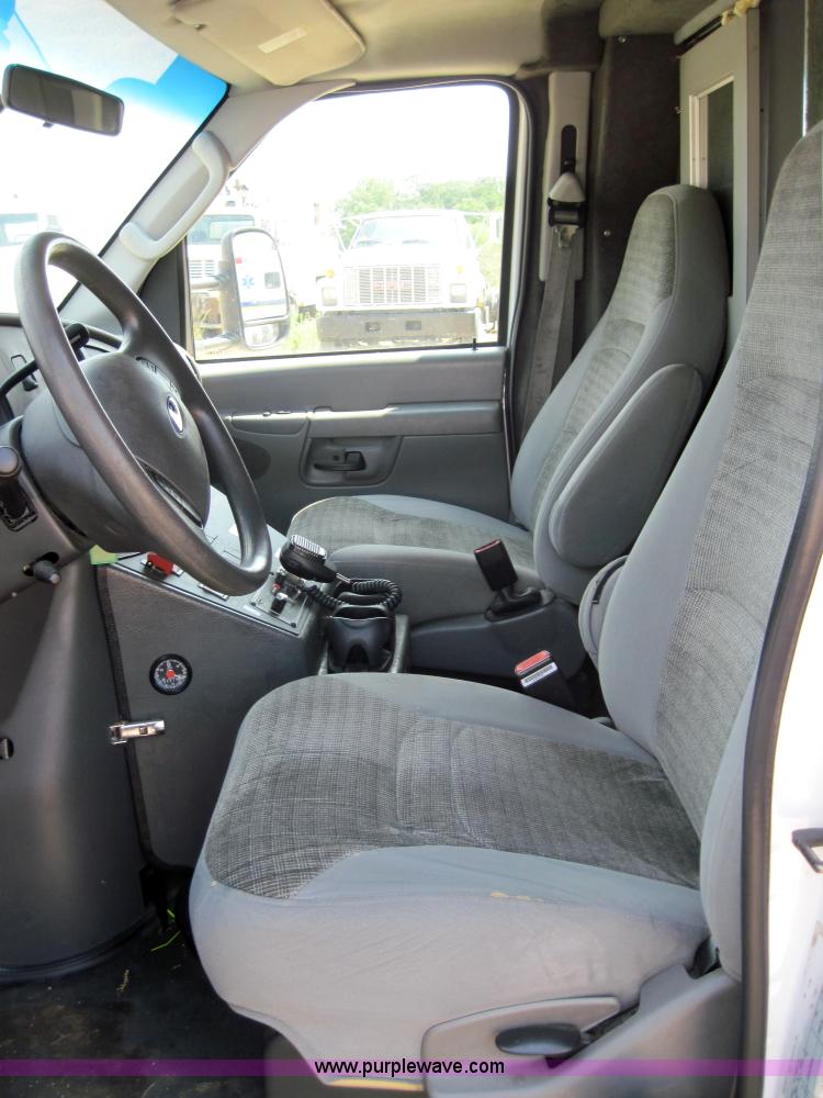 image for item 3925 2003 Ford E350 Super Duty ambulance