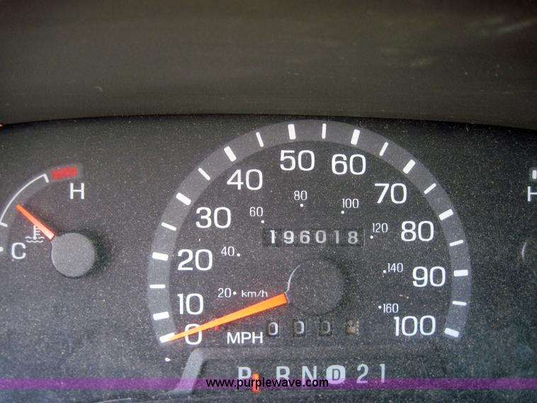 image for item 3925 2003 Ford E350 Super Duty ambulance