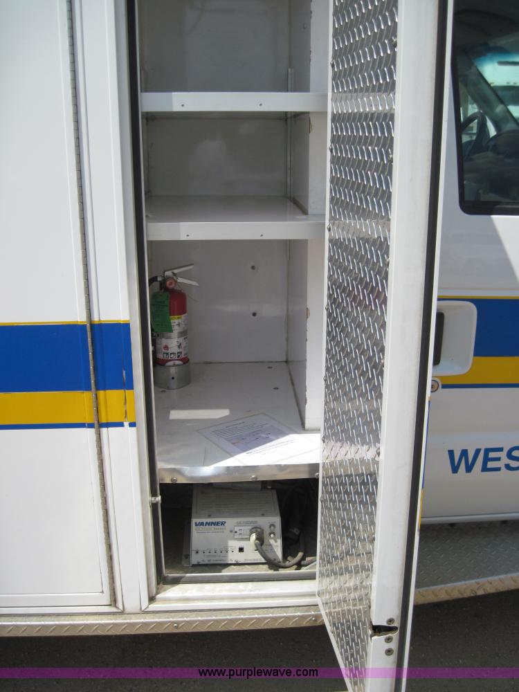 image for item 3925 2003 Ford E350 Super Duty ambulance