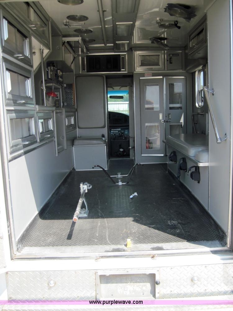 image for item 3925 2003 Ford E350 Super Duty ambulance