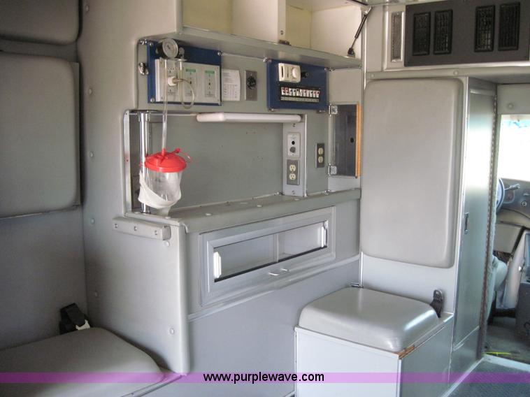 image for item 3925 2003 Ford E350 Super Duty ambulance