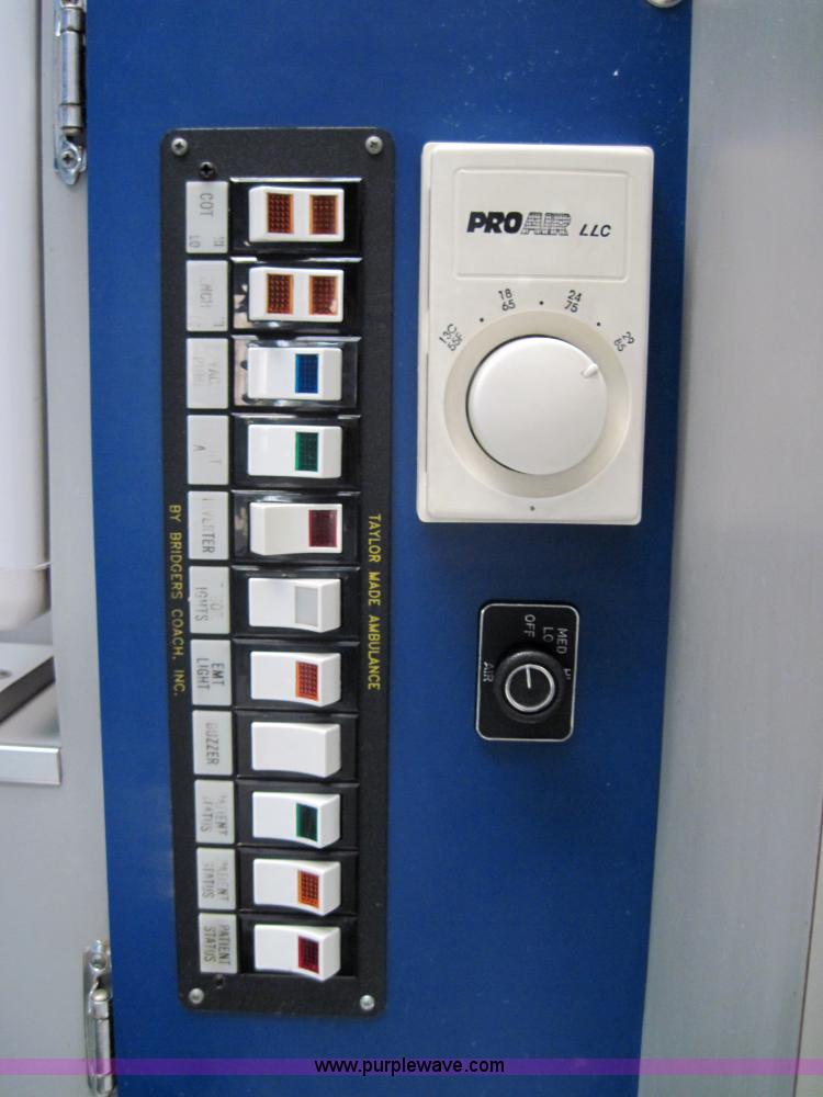 image for item 3925 2003 Ford E350 Super Duty ambulance