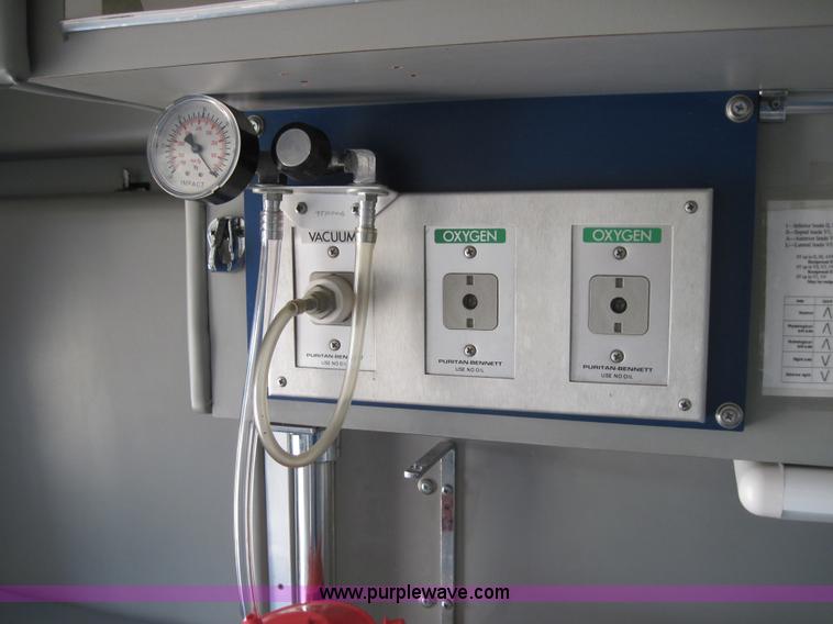 image for item 3925 2003 Ford E350 Super Duty ambulance