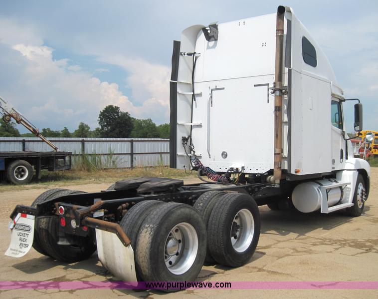 image for item 4461 1999 Freightliner Century Class semi truck