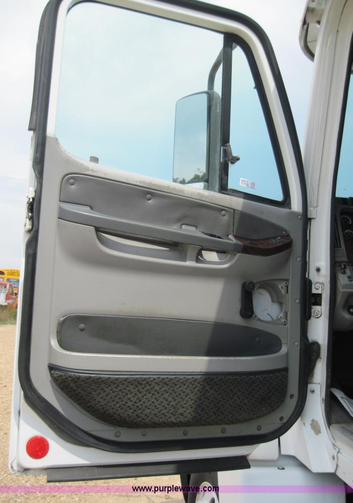 image for item 4461 1999 Freightliner Century Class semi truck