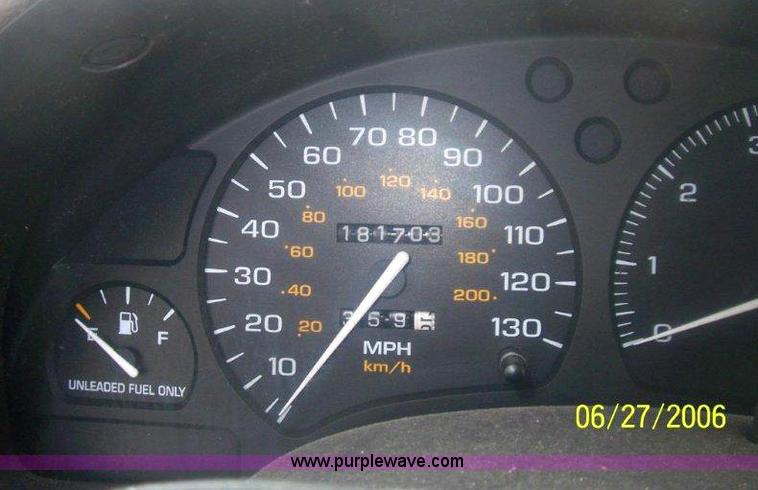 image for item 1001 1997 Saturn S-Series SL2