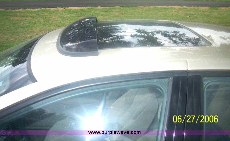 image for item 1001 1997 Saturn S-Series SL2