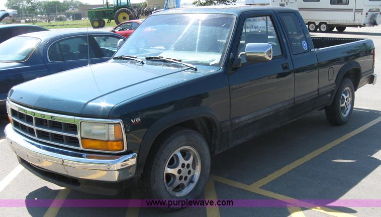 image for item 2619 1996 Dodge Dakota pickup truck