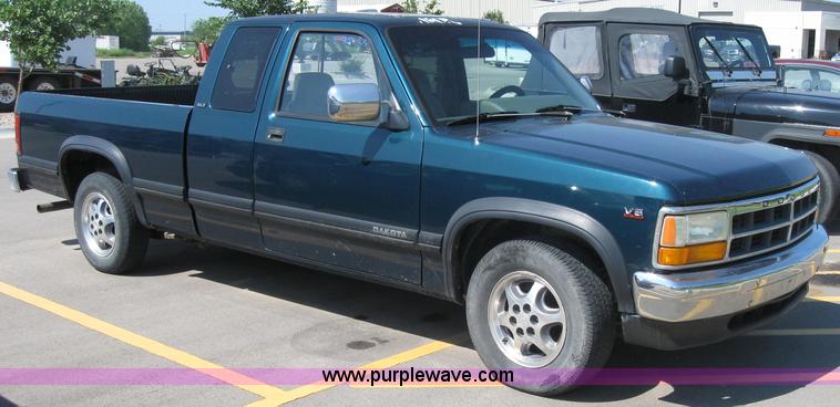 image for item 2619 1996 Dodge Dakota pickup truck