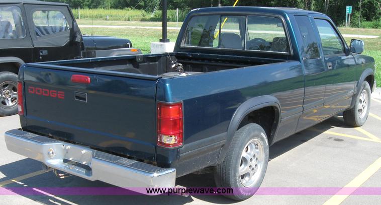 image for item 2619 1996 Dodge Dakota pickup truck