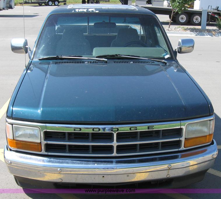 image for item 2619 1996 Dodge Dakota pickup truck