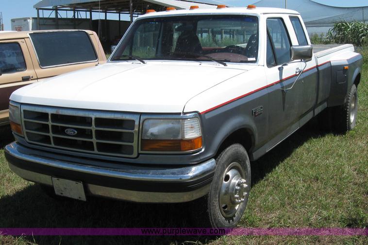 image for item 2651 1995 Ford F350 pickup truck