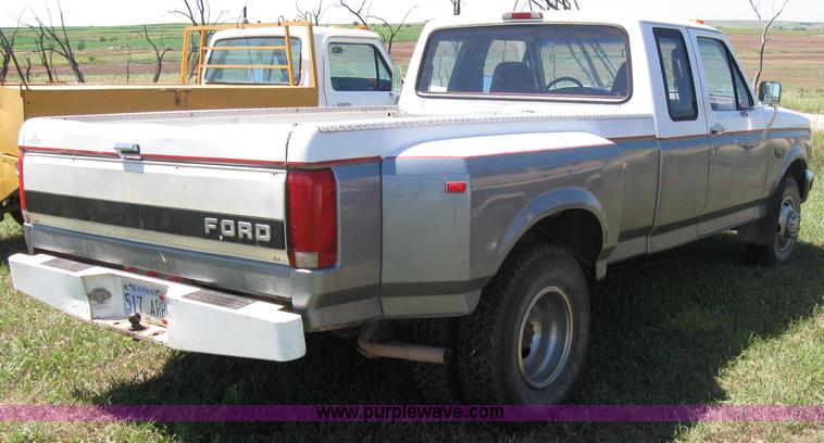 image for item 2651 1995 Ford F350 pickup truck