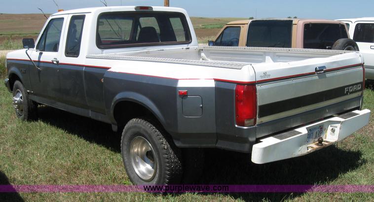 image for item 2651 1995 Ford F350 pickup truck