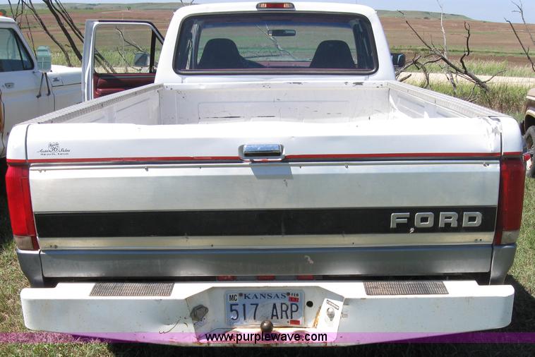 image for item 2651 1995 Ford F350 pickup truck