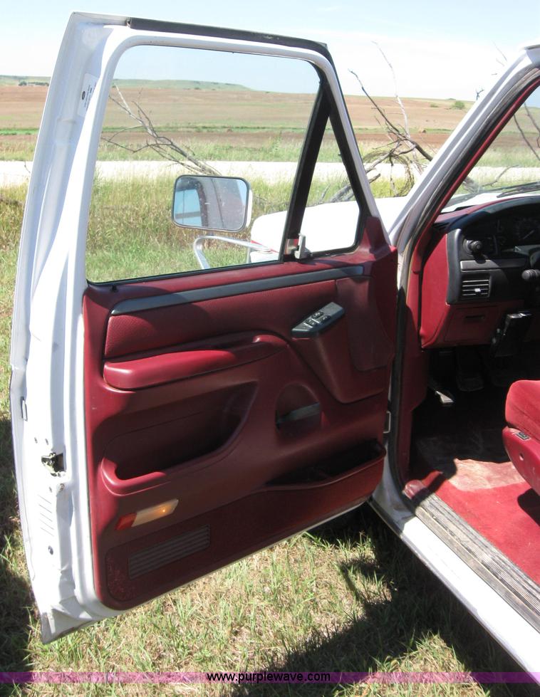 image for item 2651 1995 Ford F350 pickup truck