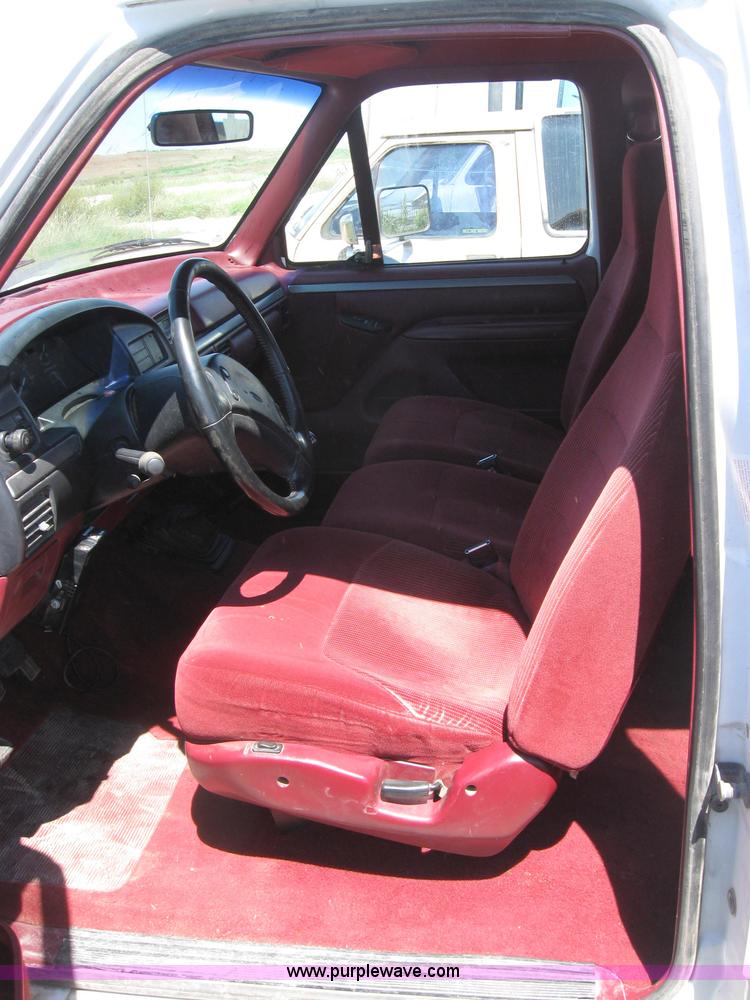 image for item 2651 1995 Ford F350 pickup truck