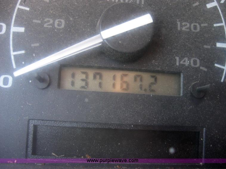 image for item 2651 1995 Ford F350 pickup truck