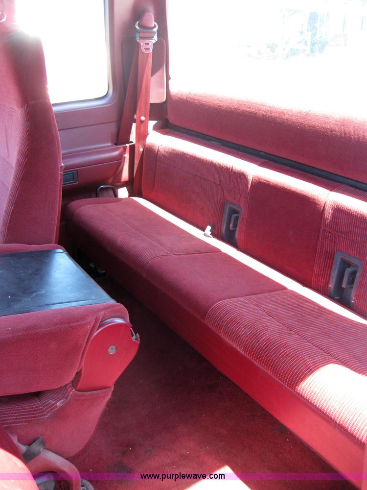 image for item 2651 1995 Ford F350 pickup truck