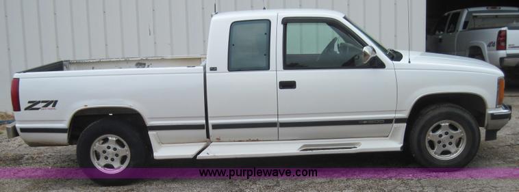 image for item 4093 1993 GMC 1500 Sierra SLE extended-cab pickup