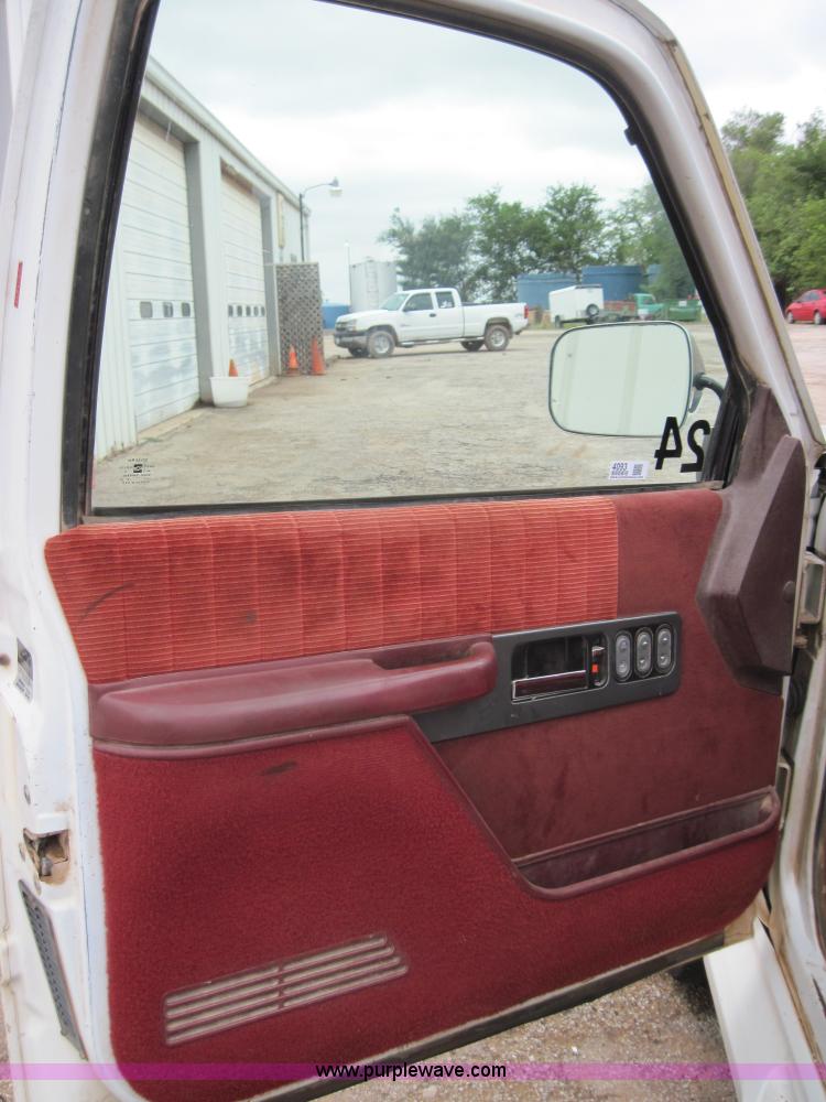 image for item 4093 1993 GMC 1500 Sierra SLE extended-cab pickup