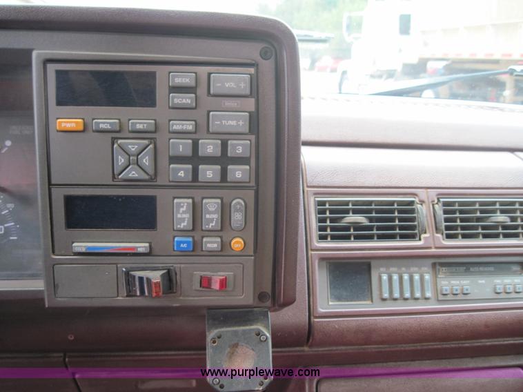 image for item 4093 1993 GMC 1500 Sierra SLE extended-cab pickup