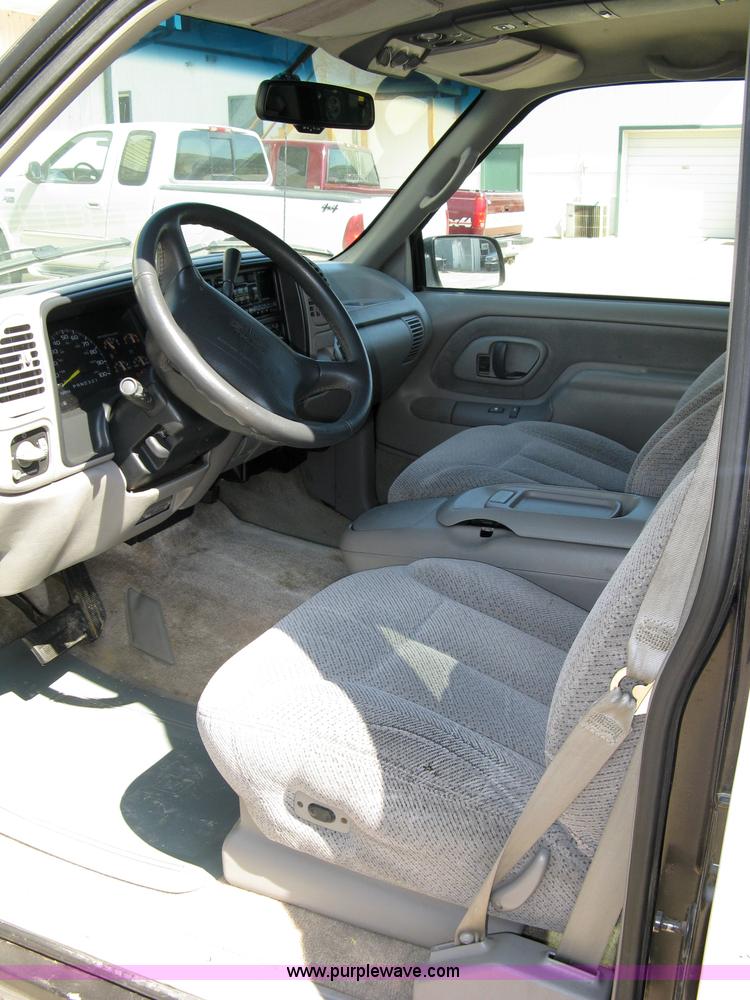 image for item 4809 1996 GMC K1500 Suburban