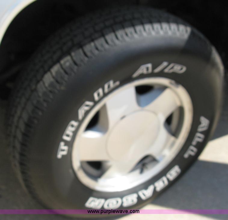 image for item 4809 1996 GMC K1500 Suburban