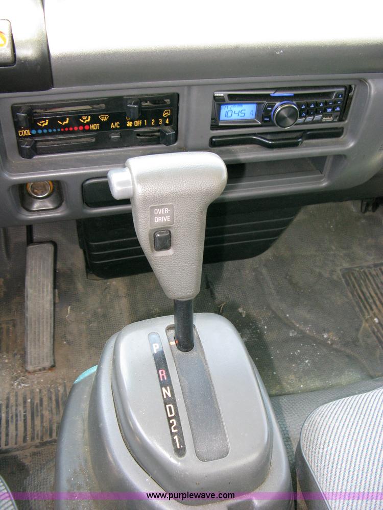 image for item 4822 2001 Isuzu NPR box truck