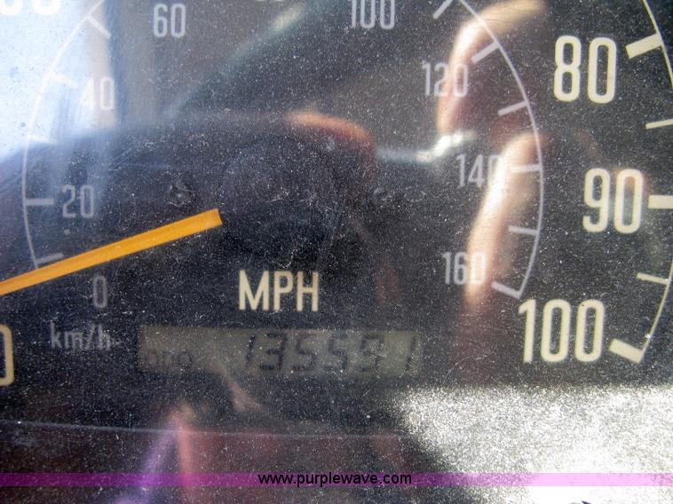 image for item 4822 2001 Isuzu NPR box truck