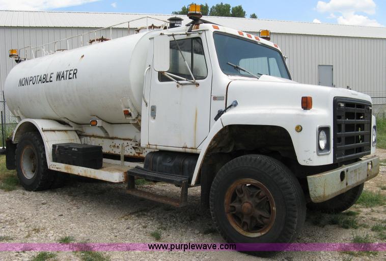image for item 4825 1981 International Series 1724 water truck