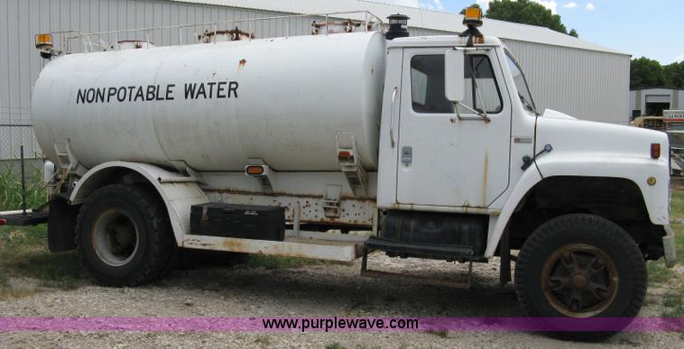 image for item 4825 1981 International Series 1724 water truck