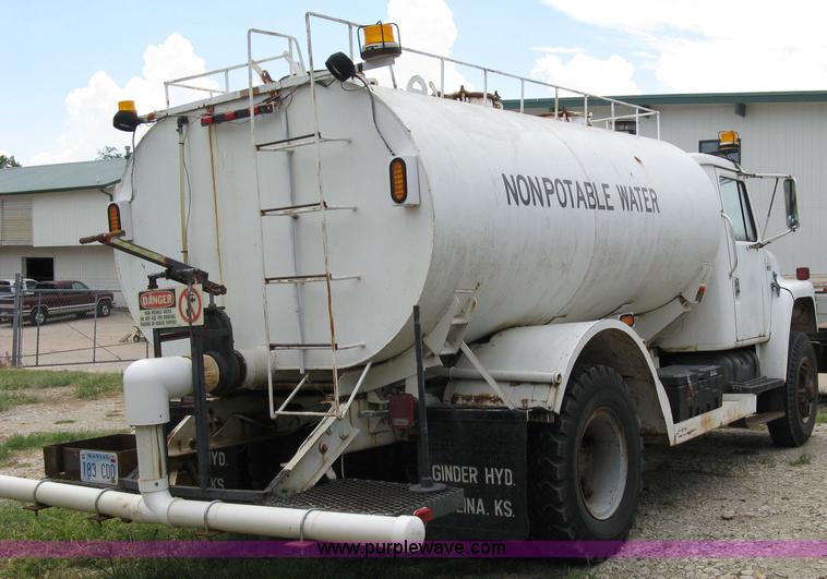 image for item 4825 1981 International Series 1724 water truck