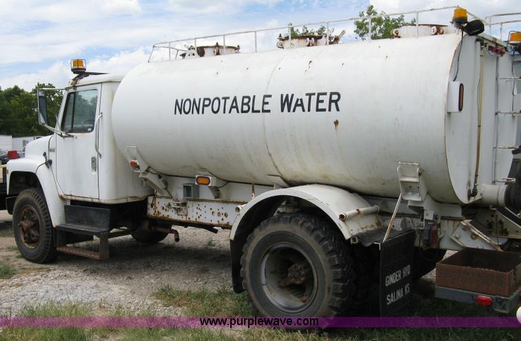 image for item 4825 1981 International Series 1724 water truck
