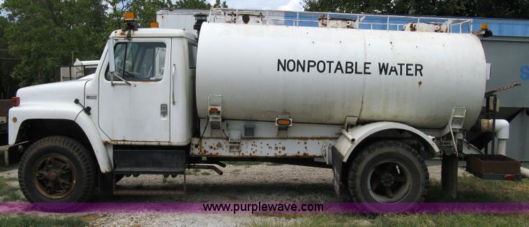 image for item 4825 1981 International Series 1724 water truck
