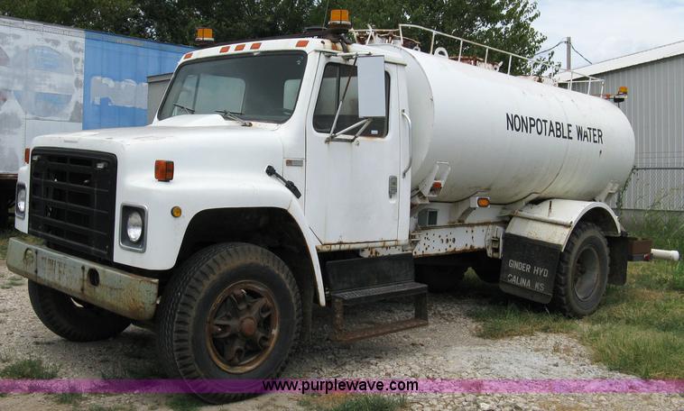 image for item 4825 1981 International Series 1724 water truck