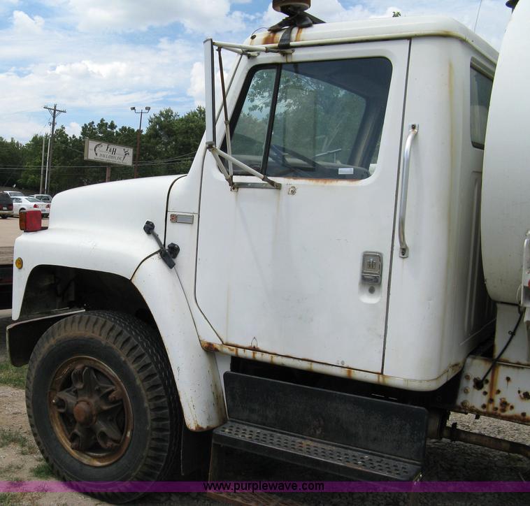 image for item 4825 1981 International Series 1724 water truck
