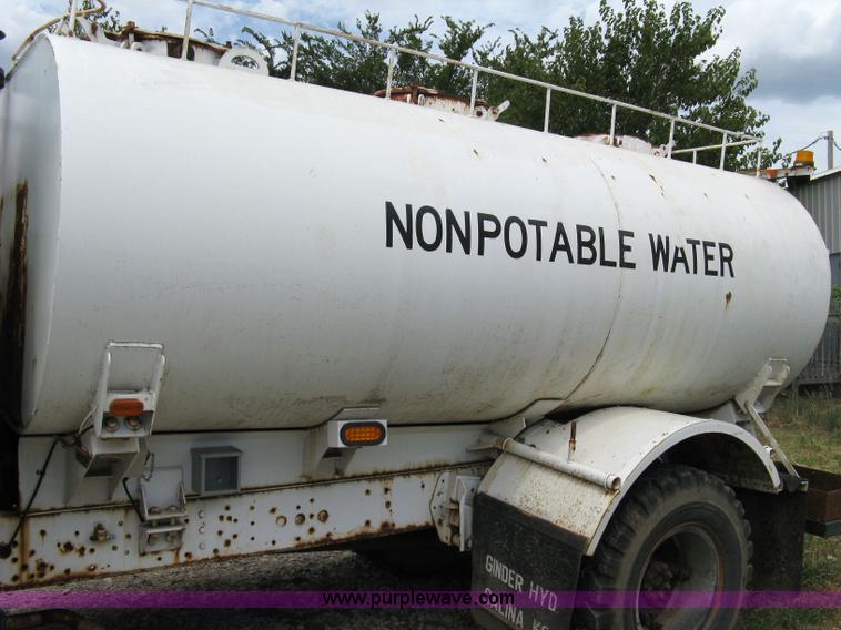 image for item 4825 1981 International Series 1724 water truck