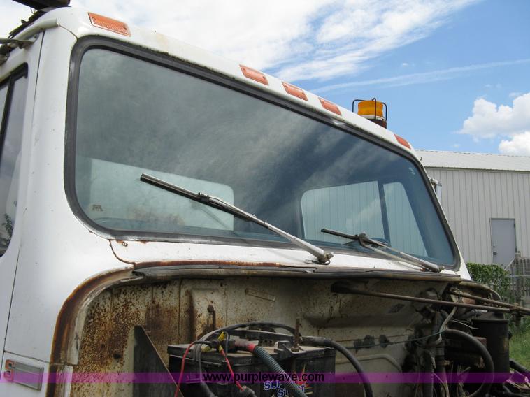 image for item 4825 1981 International Series 1724 water truck