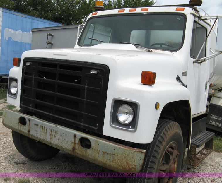 image for item 4825 1981 International Series 1724 water truck