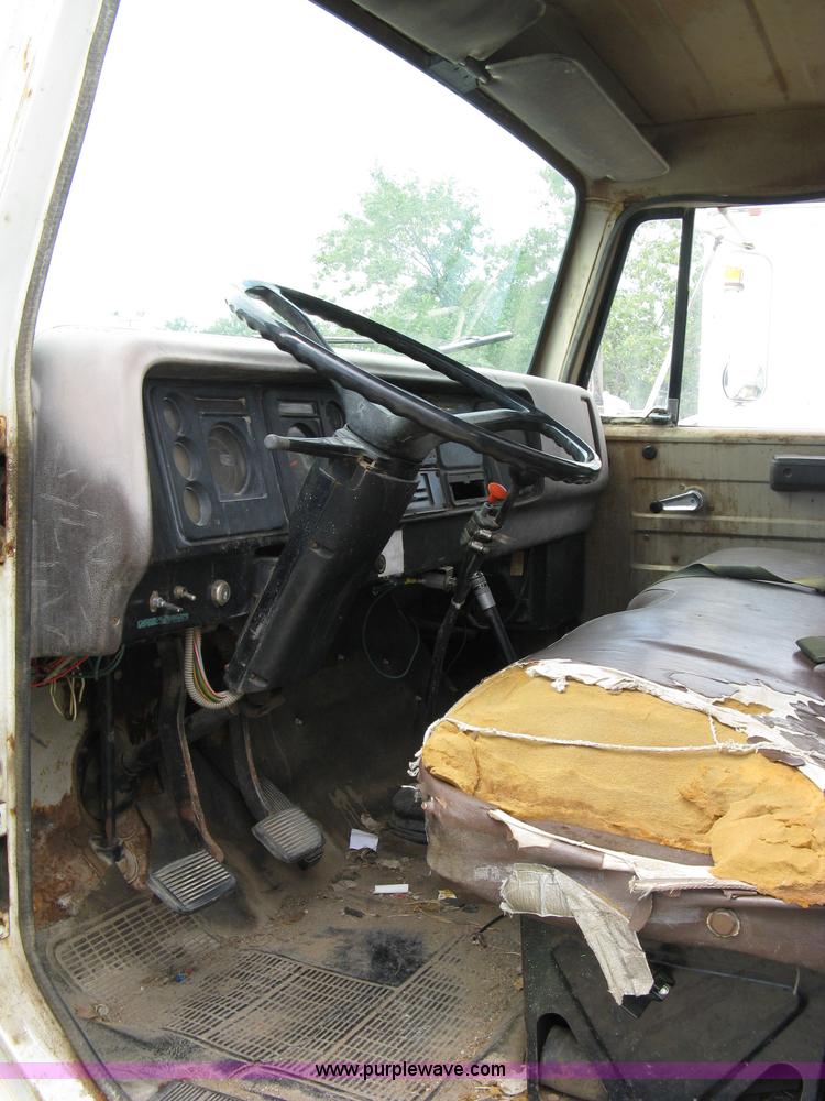 image for item 4825 1981 International Series 1724 water truck