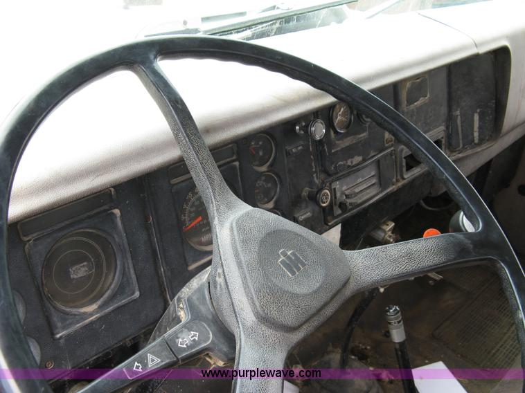 image for item 4825 1981 International Series 1724 water truck