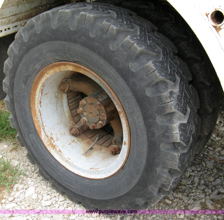 image for item 4825 1981 International Series 1724 water truck