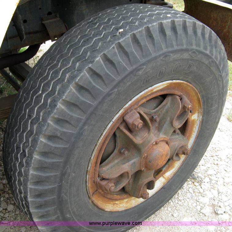 image for item 4825 1981 International Series 1724 water truck