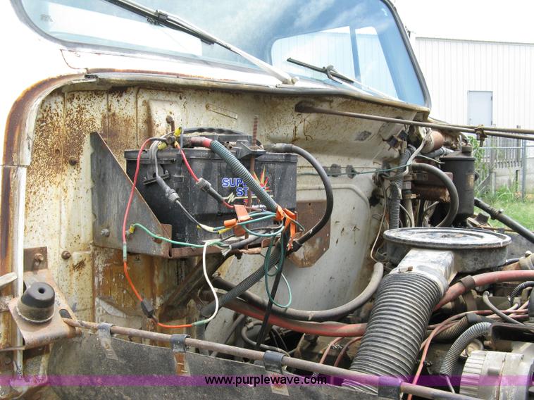 image for item 4825 1981 International Series 1724 water truck