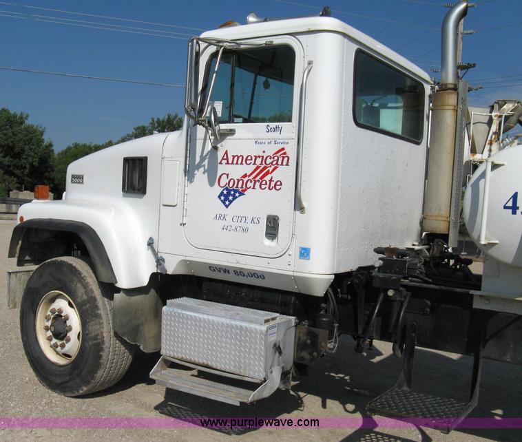 image for item 5068 1999 International Paystar 5000SF mixer truck