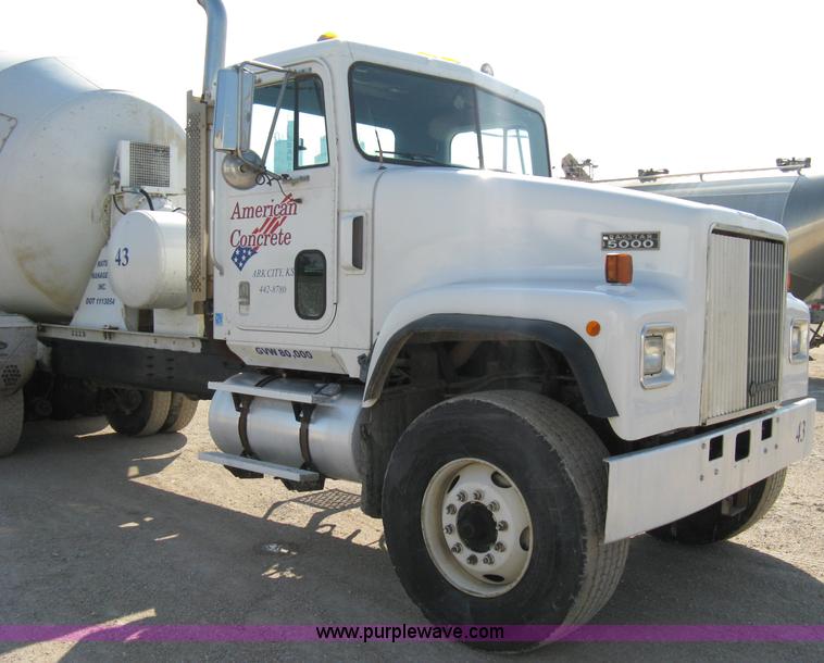 image for item 5068 1999 International Paystar 5000SF mixer truck