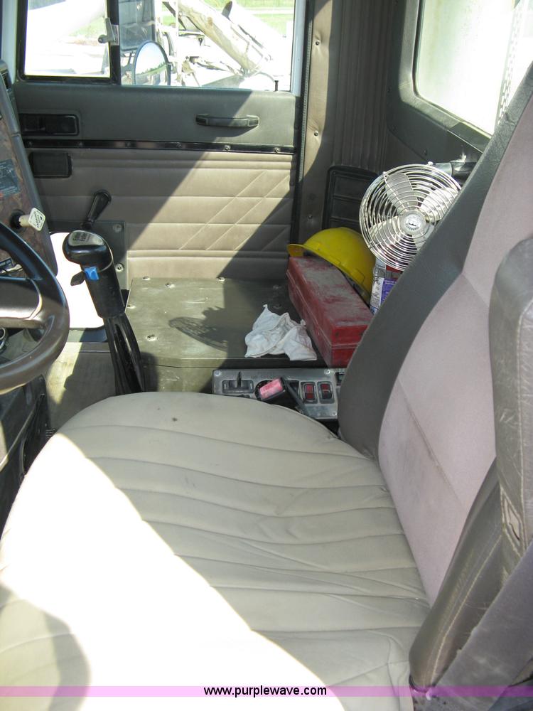 image for item 5068 1999 International Paystar 5000SF mixer truck